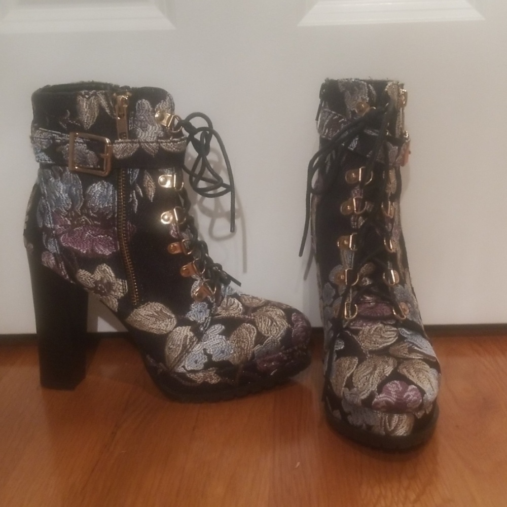 Shoedazzle 7.5 floral tapestry ankle boot